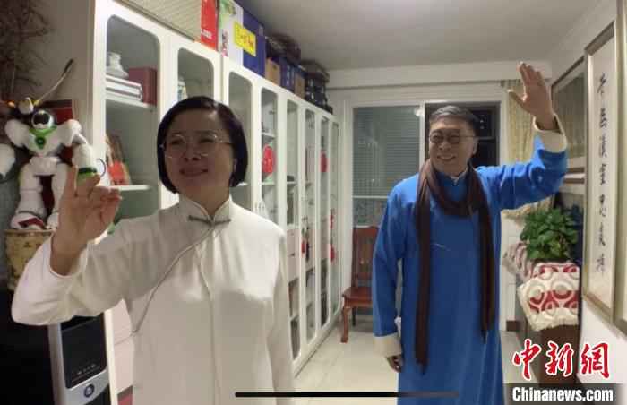 在最新的一场直播中，夫妻二人以民国造型亮相，表演现代晋剧《高君宇与石评梅》。　王惠琳 摄