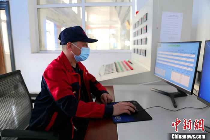 供暖工人对呼中区换热站进行网上监测。　冯宏伟 摄