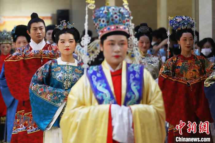 中国古代服饰文化秀《霓裳中国》。　泱波 摄