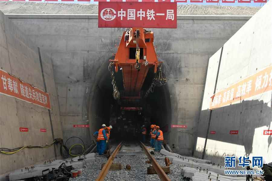 (图文互动)(1)格库铁路最长隧道阿尔金山隧道完成铺轨