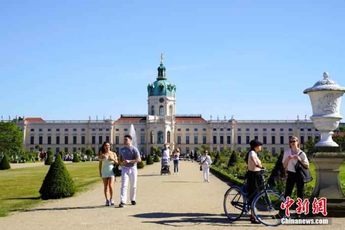 当地时间5月31日，游客在德国柏林夏洛腾堡宫内参观。正在逐步“解封”中的德国迎来圣灵降临节，人们纷纷来到户外享受好天气。
/p中新社记者 彭大伟 摄