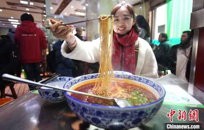 2019年1月，兰州一家牛肉面馆推出的“超级牛大碗”牛肉面引来民众追捧品尝。(资料图) 杨艳敏 摄