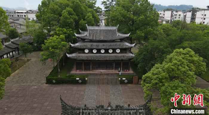 芦阳镇南街汉姜侯祠内的平襄楼(宋代)，平襄楼是研究古建筑、三国姜维民俗和芦山庆坛、花灯等傩戏和民间小戏形成史的重要实物。　刘忠俊 摄