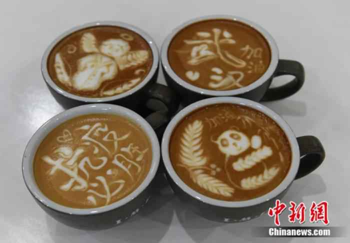 图为重庆90后小伙在咖啡上创作的抗疫拉花。