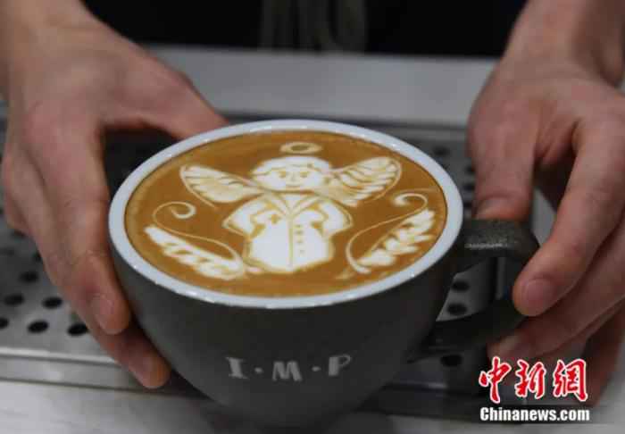 小伙在咖啡上创作的“白衣天使”图案拉花。