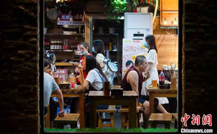 资料图：6月3日晚间，市民在位于北京市朝阳区望京地区的一家餐厅就餐。当天，北京市商务局透露，北京消费季将于6月6日启动，至“十一”黄金周后结束。期间，将发放122亿元人民币的消费券。
/p中新社记者 侯宇 摄