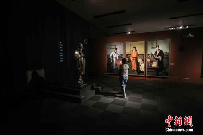 资料图：5月1日，游客在中国国家博物馆内参观游览。当日，中国国家博物馆有序恢复开放。/p中新社记者 蒋启明 摄