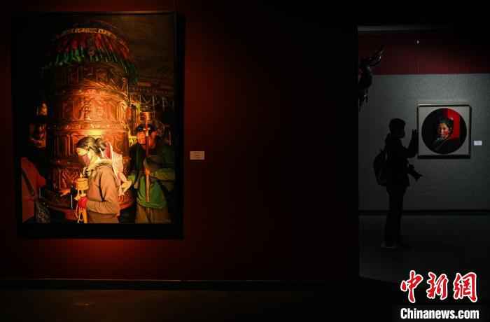 5月17日，民众参观《爱慈敬喜——李光林西藏题材油画作品展》。　何蓬磊 摄