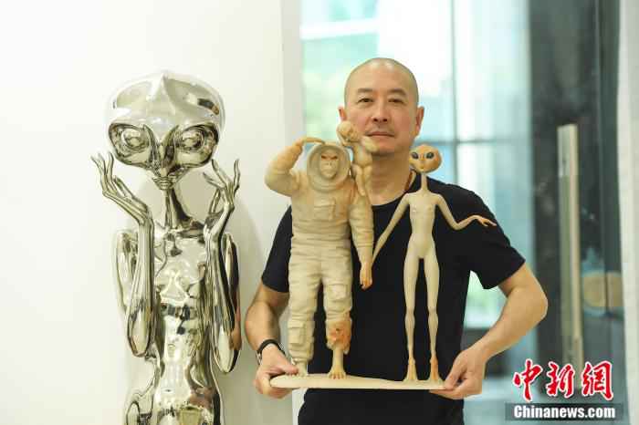 图为国际跨界艺术家傅榆翔和他的作品《移民外星人》。陈超 摄