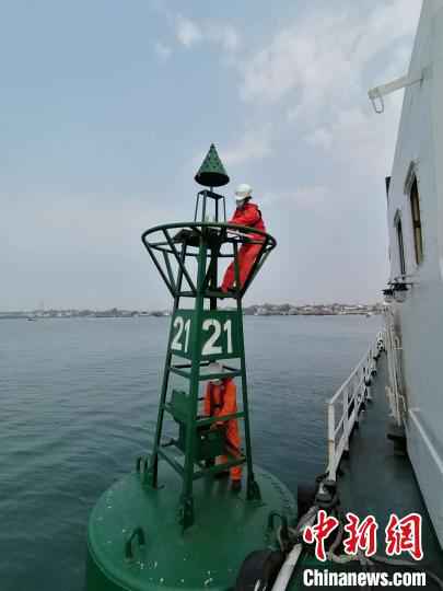 图为海上航标维护。 钟辉 供图