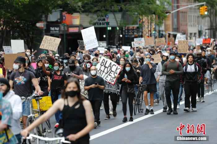 资料图：当地时间6月1日，纽约民众在曼哈顿街道游行抗议警察暴力执法。/p中新社记者 廖攀 摄