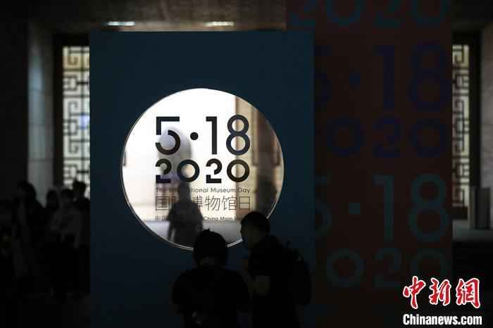 资料图：观众们在夜色中的南京博物院体验“博物馆奇妙夜”活动。　泱波 摄