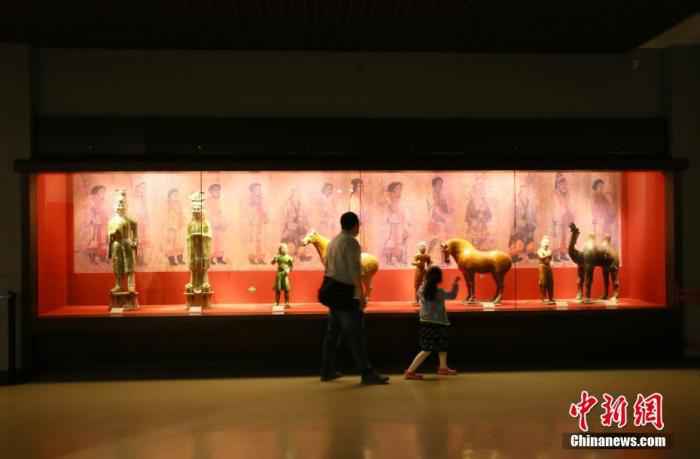 资料图：5月18日是国际博物馆日，游客来到位于甘肃兰州的甘肃省博物馆有序参观，感受丝路文明。 /p中新社记者 高展 摄