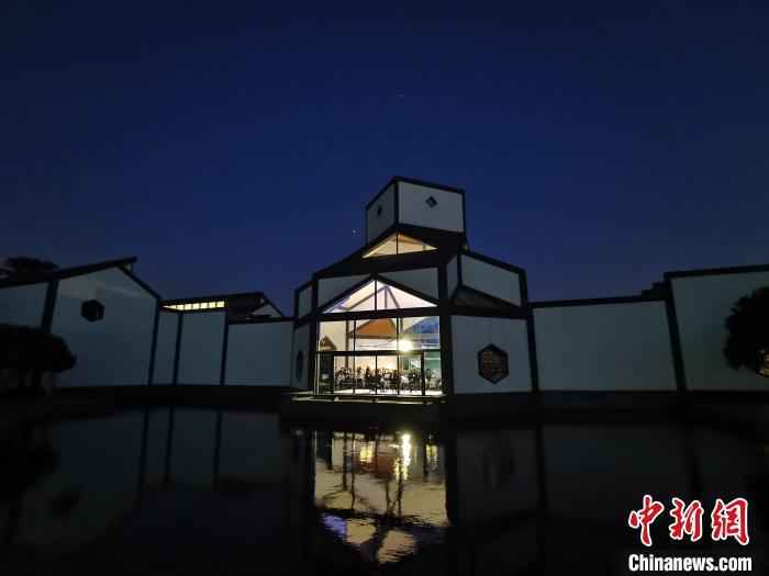 资料图：5月18日，国际博物馆日。游客夜游苏州博物馆，欣赏夜色中的江南风情。　钟升 摄
