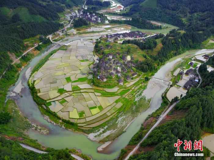 资料图：正值小满节气，俯瞰榕江县平堡侗寨外农田美不胜收。/p中新社记者 贺俊怡 摄