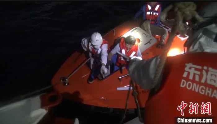 “东海救115”轮抵达事发海域开展救助。　东海救助局供图 摄