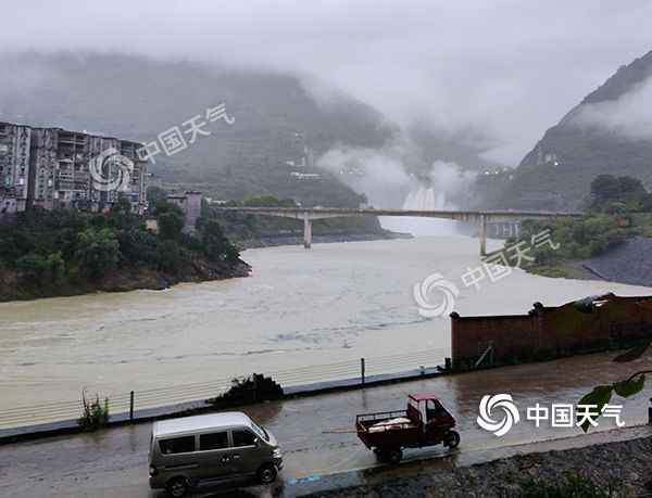 强降雨“盘踞”云贵湘皖等地 南方闷热开启“耐力赛”