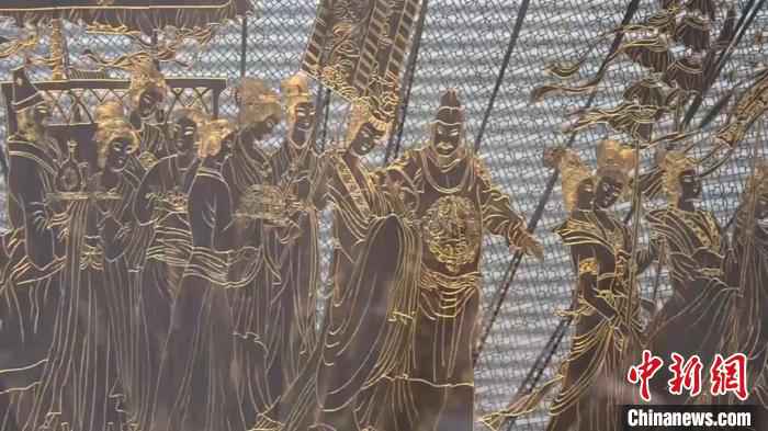 邢伟中作品——黑檀浅刻描金扇《贵妃出巡图》在现场展出。　徐明睿 摄