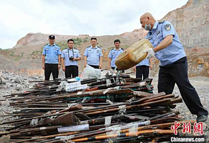 图为民警向收缴的枪支浇上柴油。　甘勇 摄