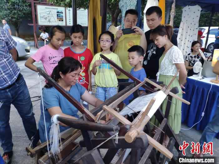 民众观看非遗项目“浏阳夏布”制作过程。　王昊昊 摄