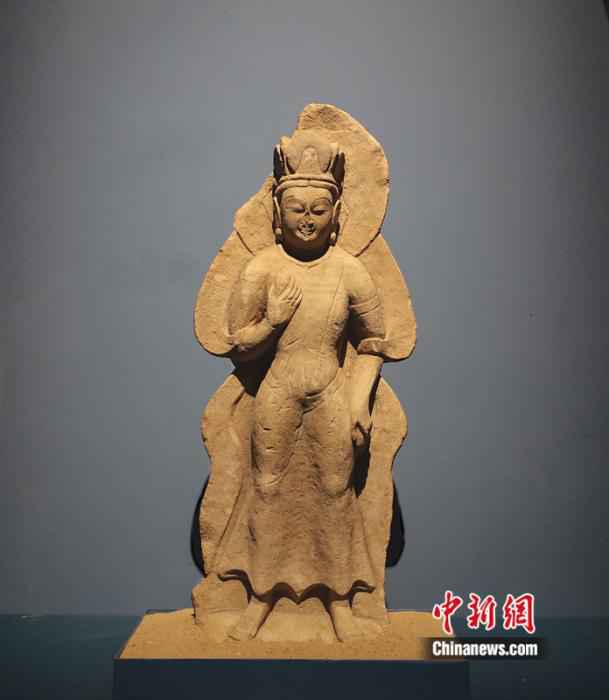 图为“魏风堂堂：云冈石窟的百年记忆和再现”特展展出的菩萨立像。卢绍庆 摄