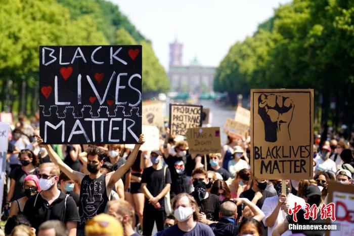 当地时间6月27日下午，德国柏林再度举行有上千人参加的反种族主义示威。非裔男子乔治·弗洛伊德死于美国明尼阿波利斯警察暴力执法后，这是柏林第三次举行反对种族主义和歧视行为的大规模示威活动。图为示威现场。
/p中新社记者 彭大伟 摄