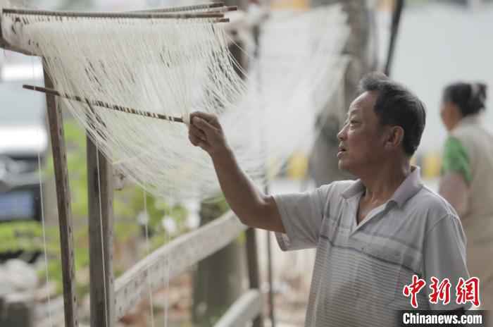 线面是福州传统小吃，质地柔润、细可穿针，入汤不糊、柔韧滑润、 嚼不粘牙，线面深受大众的喜爱。　杨威 摄