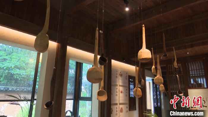 三飨一宅美食博物馆内悬挂的格式勺子 刘鸿鹤 摄