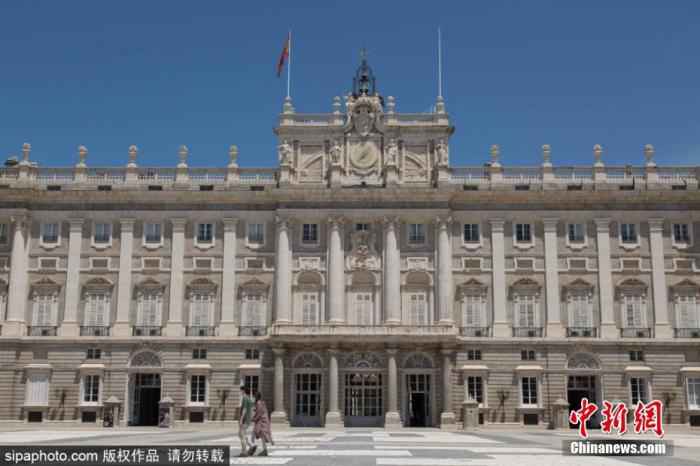 当地时间6月10日，西班牙马德里，马德里皇宫(The Royal Palace of Madrid)重新对公众开放。图片来源：Sipaphoto 版权作品 禁止转载
