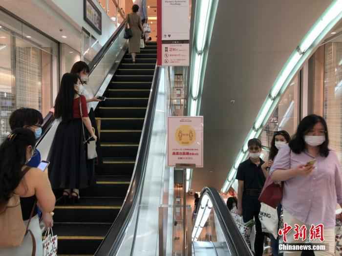 当地时间6月6日，日本东京都发布新冠肺炎疫情“东京警报”后的首个周末，虽然当地已进入疫情恢复阶段，但各商场仍采取多种防疫措施严阵以待。图为东京某商场提醒顾客乘坐电梯时注意保持间隔。
/p中新社记者 吕少威 摄