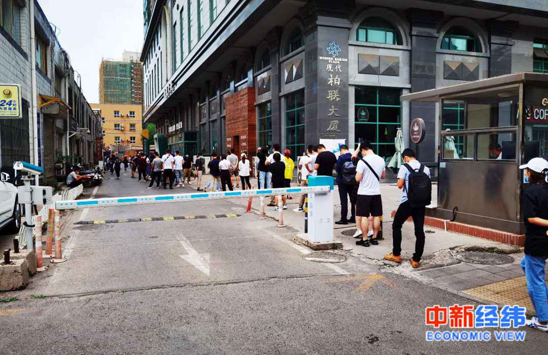  北京核酸检测排队市民：曾在确诊病例餐馆附近就餐