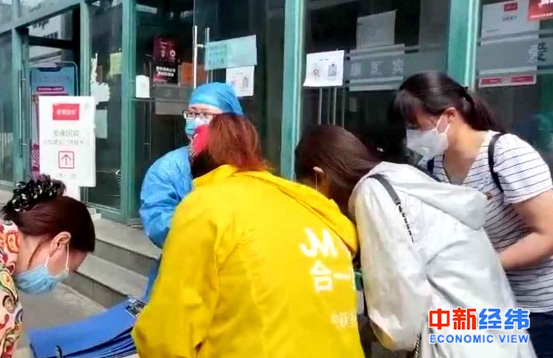  北京核酸检测排队市民：曾在确诊病例餐馆附近就餐