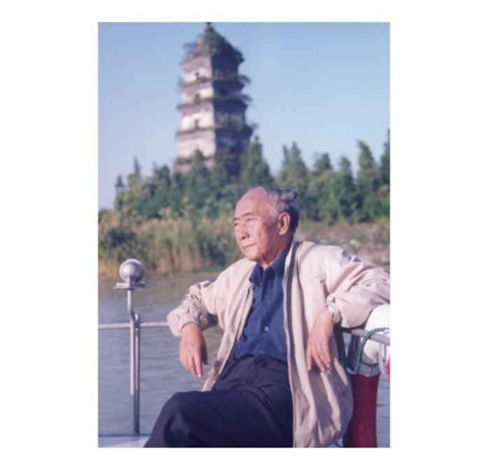 一九九一年，汪曾祺在故乡高邮的运河上。受访者供图