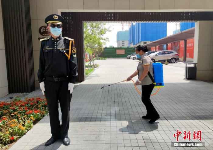 6月16日，北京花乡地区一售楼处外，工作人员正在进行防疫消毒。 /p中新社记者 张宇 摄