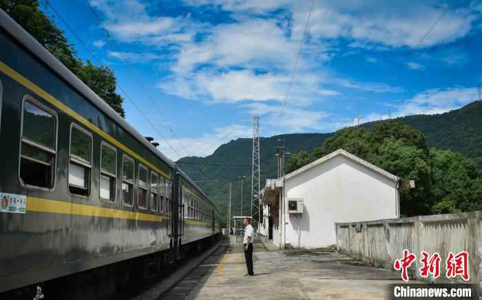 2019年6月，成昆铁路刘沟站站长迎送5620次小慢车。　罗成 摄