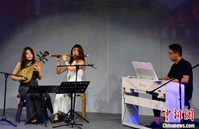 图为6月25日，3位台湾青年在两岸青年“云聚首”活动上表演乐器合奏。　记者 张斌 摄