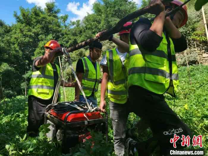 电力抢险人员给安置点送去发电机。　丹巴宣提供 摄