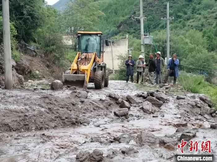 抢险人员正在清理道路上的泥浆和石头等。　丹巴宣提供 摄