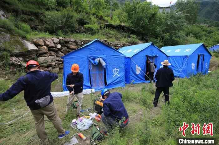 电力抢险人员正在为安置点架设照明。　丹巴宣提供 摄