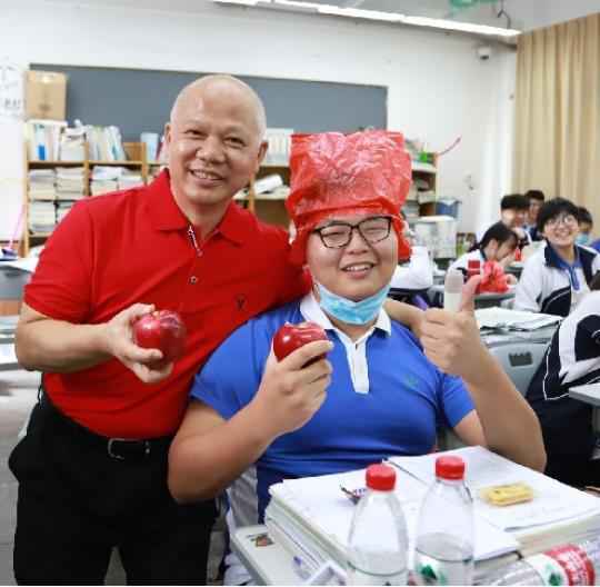 老师穿红衣、家长穿旗袍……看深圳助考团“花式”送考