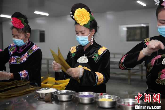 苗族妇女在赶制五彩粽。　瞿宏伦 摄