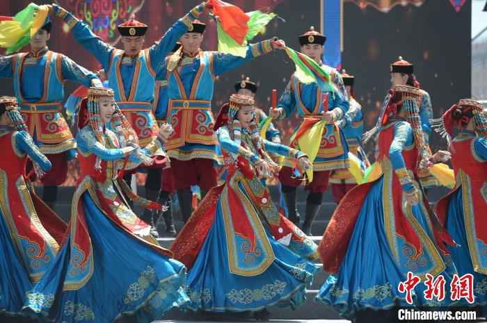 图为内蒙古首场精品演艺进景区在呼和浩特市大召历史文化旅游区广场举办。　刘文华 摄