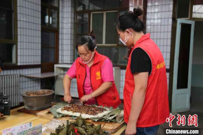 当地村民正在包粽子。　晋源区新闻中心供图 摄