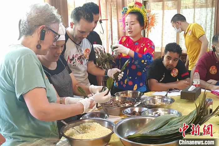 动手包泉州肉粽。　吴冠标 摄