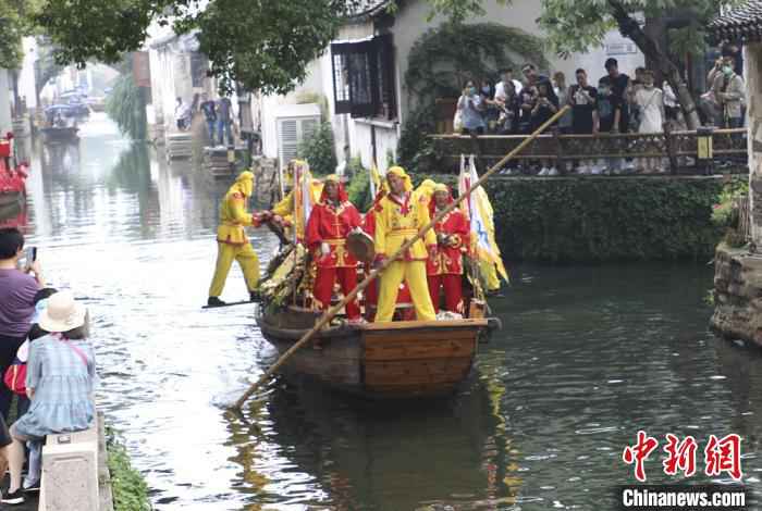 端午佳节，在江南水乡周庄水巷上演的摇快船民俗引来游人争睹。　陆盛 摄
