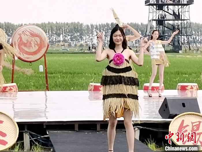 稻草美人。　赵桂华 摄