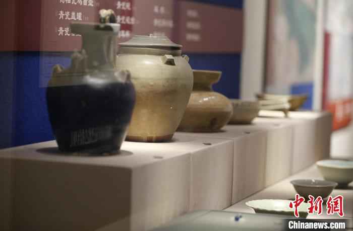展方精选了一批各个时期普通阶层的生活日常用品展出，可谓充满了南京六朝的市井烟火气。　展览方供图 摄