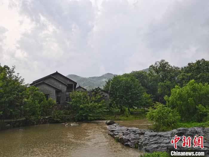 图为雨中的西河湾村。　李贵刚 摄