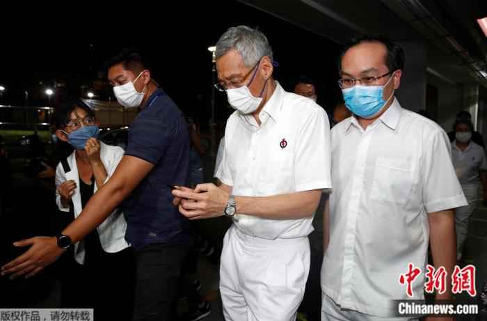 2020年7月11日，新加坡举行国会选举后，总理李显龙戴口罩出现。