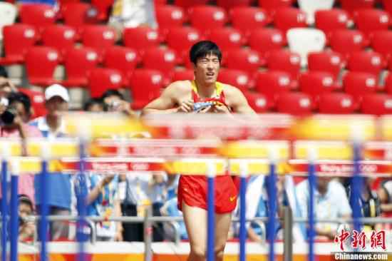 资料图：2008年8月18日，在北京奥运男子110米栏第1轮第6组比赛中，中国选手刘翔因腿伤遗憾退出比赛。/p中新社发 盛佳鹏 摄